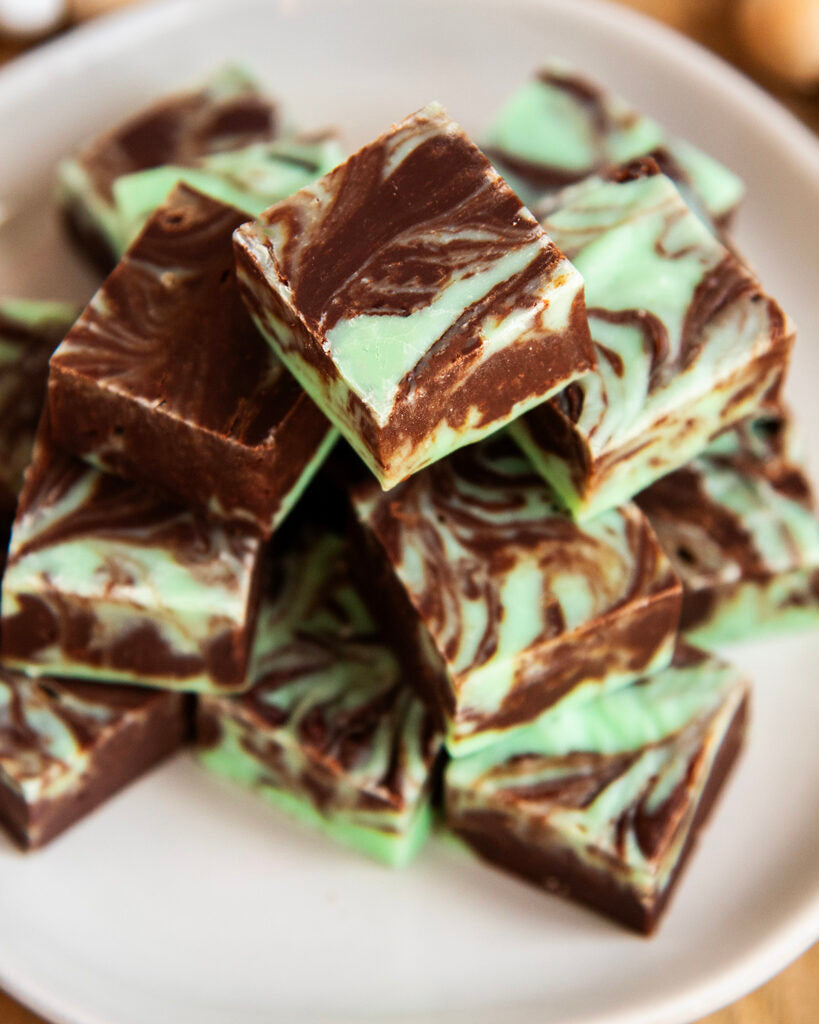 Quick & Creamy Mint Chocolate Fudge with Mint Extract – 15-Min Dessert Squares